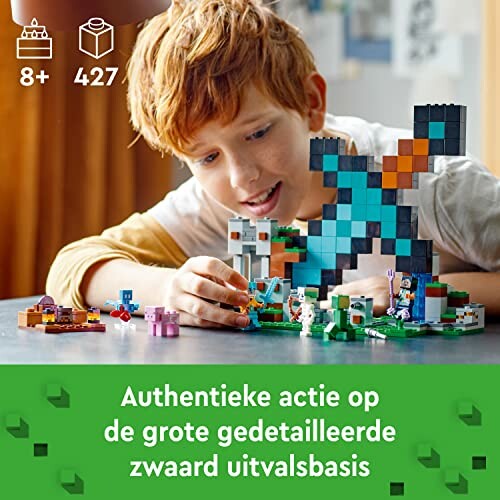 Kind speelt met Lego Minecraft zwaardenset