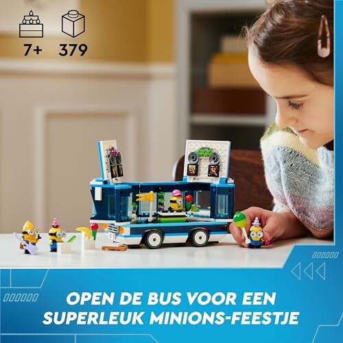 Kind speelt met Minions Lego busset