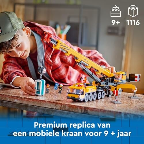 Kind speelt met een LEGO mobiele kraan set