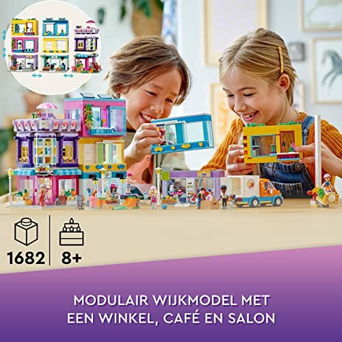 Kinderen spelen met een Lego-set met winkels en café.