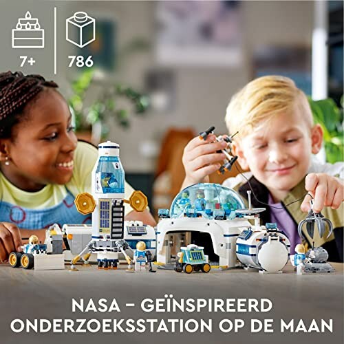 Kinderen spelen met LEGO maanonderzoeksstation.