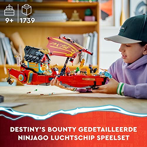 Kind speelt met LEGO Ninjago luchtschip bouwset