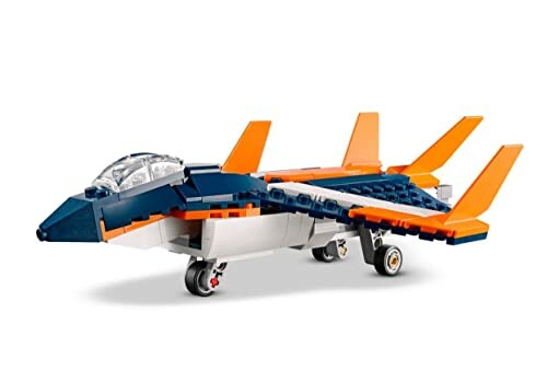 Lego model van een straaljager in oranje en blauw