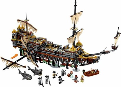 Lego piratenschip met minifiguren en haaien