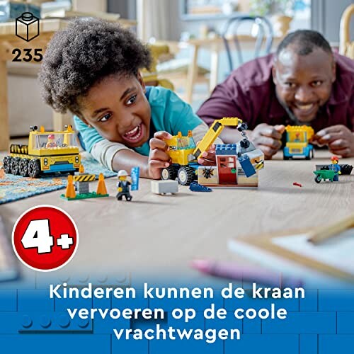 Kinderen spelen met LEGO sets op de vloer.