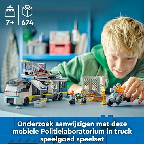 Kind speelt met LEGO politielaboratorium en vrachtwagenspeelgoed