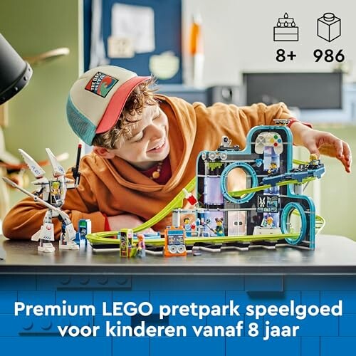 Kind speelt met LEGO pretpark set