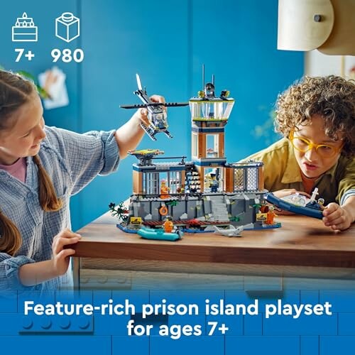 Kinderen spelen met een LEGO gevangeniseiland-speelset.