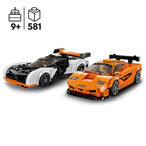 Twee LEGO raceauto's in oranje en wit