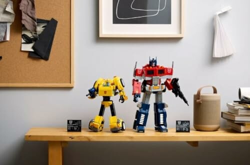 Twee LEGO-robots op een plank met kunst aan de muur.