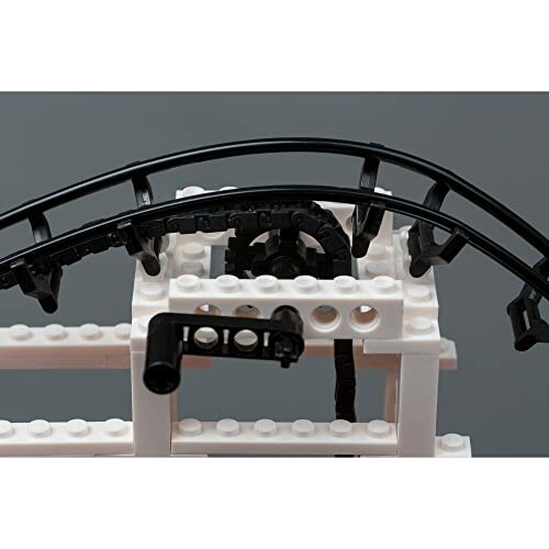 Close-up van LEGO achtbaanrails en structuur.