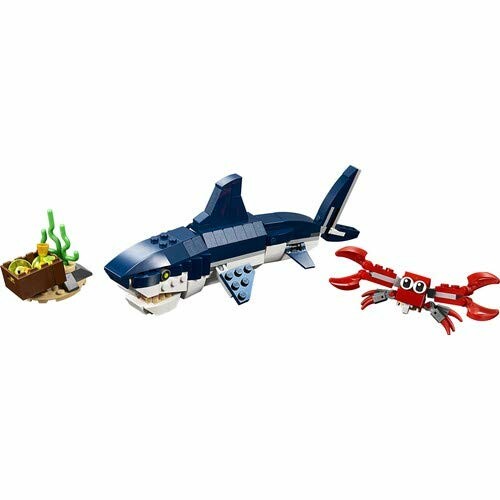 Lego set met een haai, een krab en een schatkist