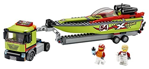 LEGO set met vrachtwagen en speedboot, inclusief twee minifiguren.