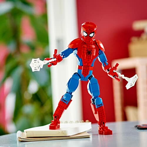 Lego Spiderman-figuur op een tafel