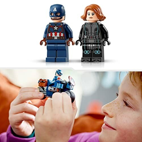 Kind speelt met Lego superhelden minifiguren