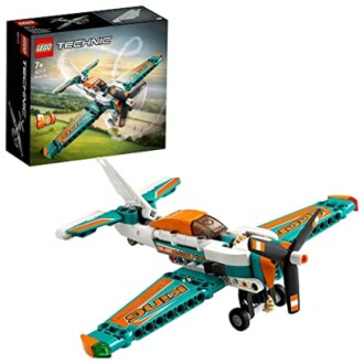 LEGO Technic vliegtuigmodel met doos op achtergrond.