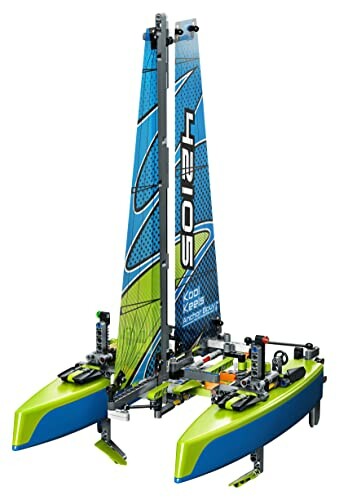 LEGO catamaran model met blauwe en groene zeilen