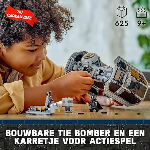 Kind speelt met LEGO TIE Bomber set