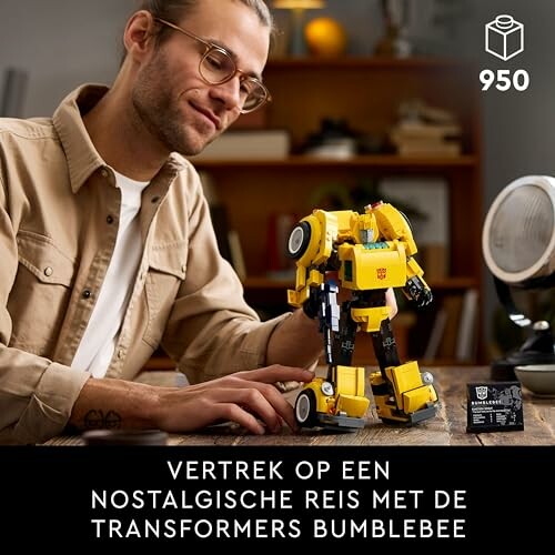 Man bouwt LEGO Transformers Bumblebee model