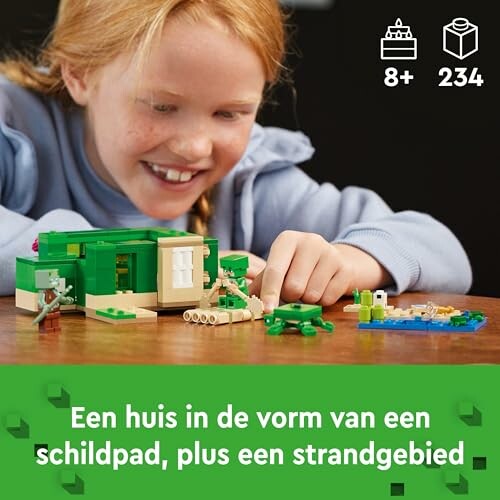 Kind speelt met LEGO setschildpad en strand