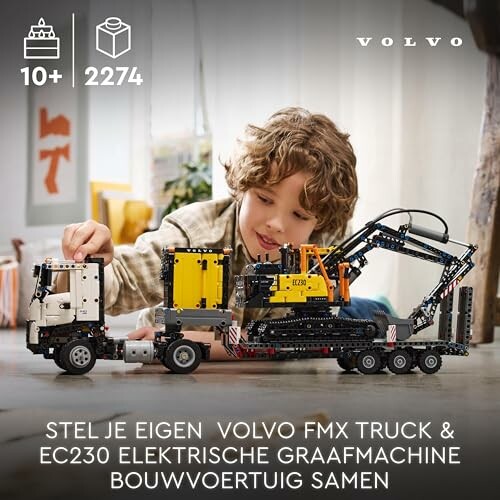 Kind speelt met LEGO Volvo FMX vrachtwagen en graafmachine.