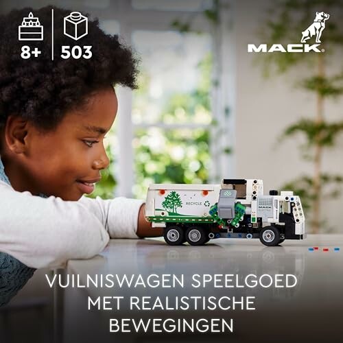 Kind speelt met LEGO vuilniswagen speelgoed