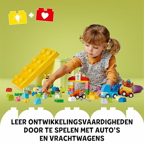 Kind speelt met kleurrijk speelgoed en auto's.