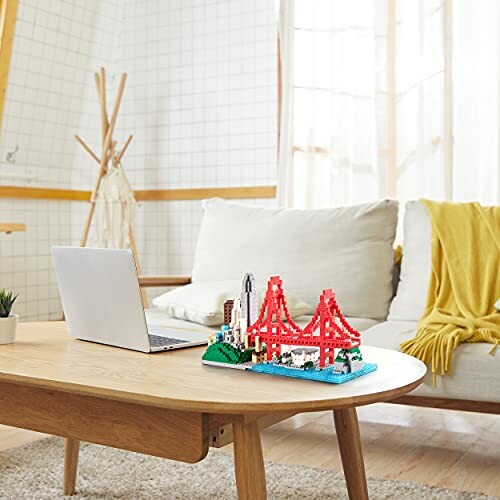 Laptop en LEGO-brug op een houten tafel in een woonkamer