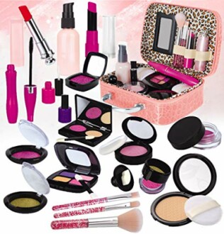 Make-up set met borstels en cosmetica in een roze doos.