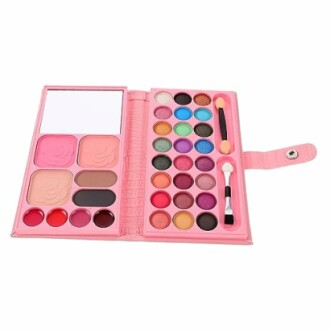 Opengeklapte make-up palet met verschillende kleuren oogschaduw en blush.