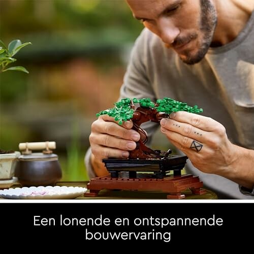 Man bouwt een LEGO bonsai boom