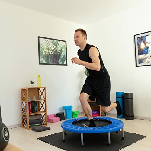 Man springt op een trampoline in een huiselijke fitnessruimte.