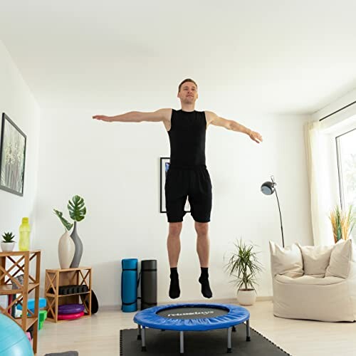 Man springt op trampoline in woonkamer.