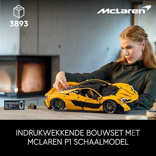 Persoon bouwt een geel McLaren P1 schaalmodel