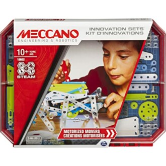 Kind speelt met Meccano bouwpakket.