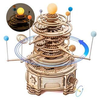 Houten mechanisch model met planetaire ringen en tandwielen.