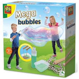 Twee kinderen spelen met een mega bellenblaas set.