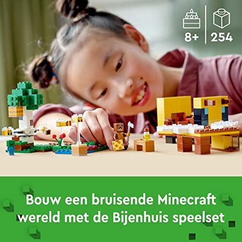 Kind speelt met Minecraft Bijenhuis bouwstenen set.