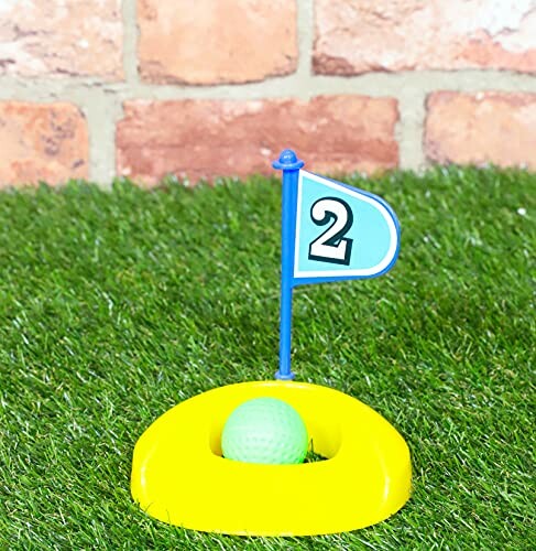 Mini-golf hole met vlag nummer twee en groene bal