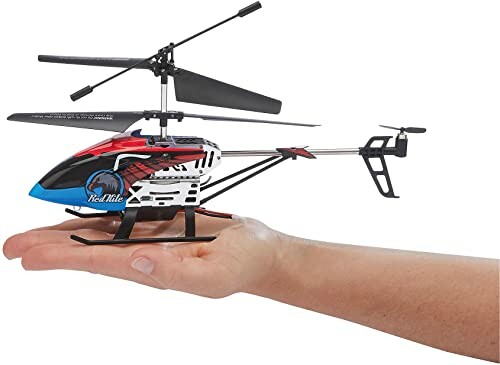 Kleine RC-helikopter op een hand