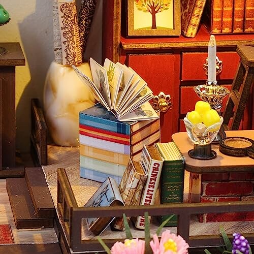 Miniatuur bibliotheek met boeken en decoraties.