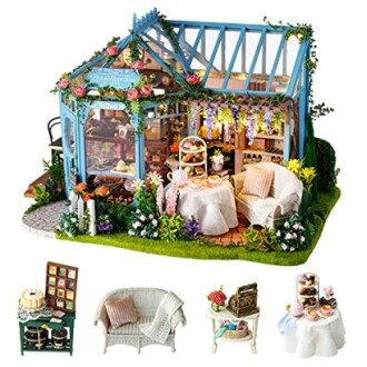 Miniatuur poppenhuis met meubels en decoraties