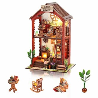 Miniatuur poppenhuis met houten interieur en decoraties.