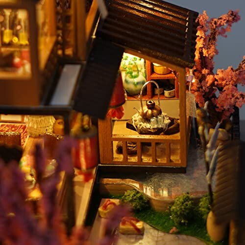 Miniatuur poppenhuis met gedetailleerde kamers en decoraties