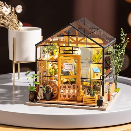 Miniatuur kas met planten en accessoires