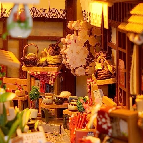 Miniatuur Japanse markt met decoratieve elementen en manden.