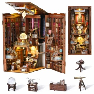 Miniatuur bibliotheek diorama met meubels en decoraties.