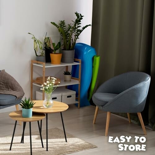 Moderne woonkamer met planten en comfortabele stoelen.