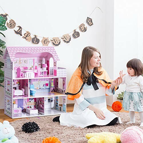 Moeder en dochter spelen met poppenhuis tijdens Halloween.