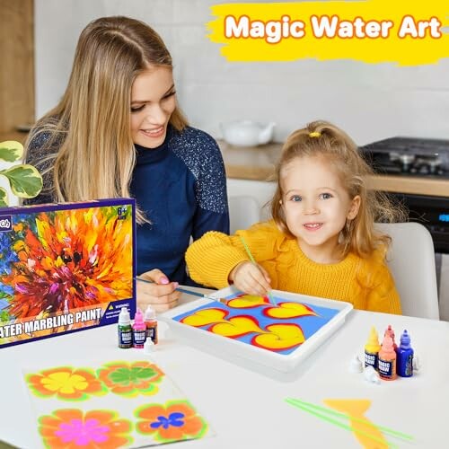 Moeder en dochter maken kunst met magische waterverf